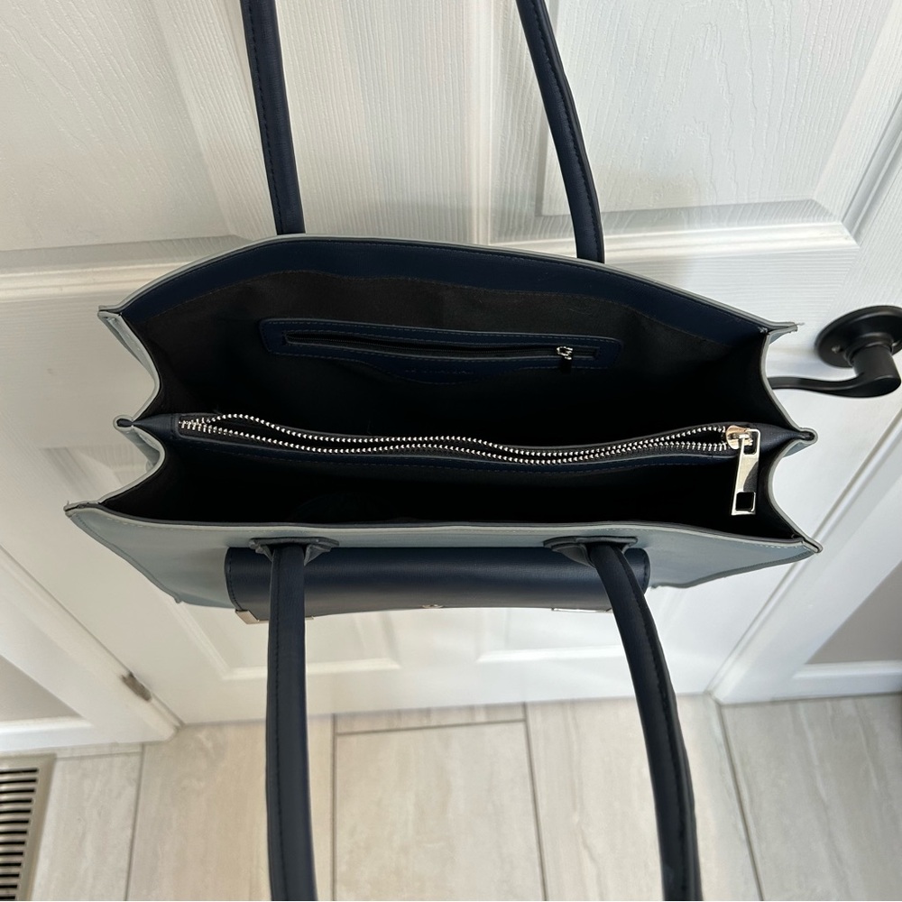 Chic Blue Two-Tone Tote Bag - Picture 7 of 16